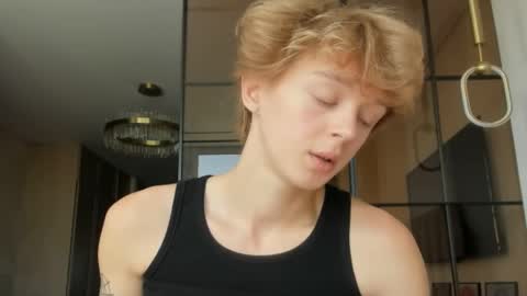 angel_andreww online show from May 21, 2026, 6:20 am