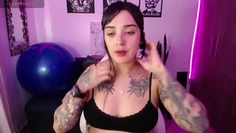 Snapshot of angela_lauren chatting on April 13, 2026, 11:10 pm Angela online show from April 13, 2026, 11:10 pm