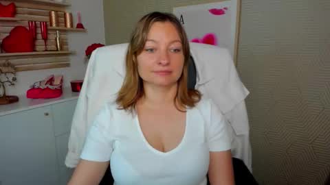 Snapshot of angela_samt chatting on June 10, 2026, 5:39 am Angela online show from June 10, 2026, 5:39 am