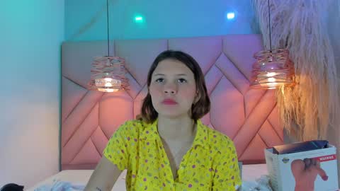 Snapshot of angelaa_cute chatting on December 10, 2024, 12:27 pm ANGELA online show from December 10, 2024, 12:27 pm