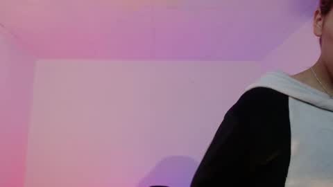 angele online show from November 14, 2025, 6:39 pm