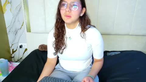 Snapshot of angeles_azul chatting on June 25, 2026, 12:10 am angel online show from June 25, 2026, 12:10 am