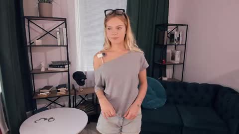 Snapshot of angelinahass chatting on May 22, 2026, 8:53 am Alice WOW online show from May 22, 2026, 8:53 am