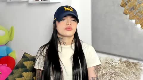 Snapshot of angeline__smith chatting on December 17, 2024, 6:35 am Angeline Smith  online show from December 17, 2024, 6:35 am