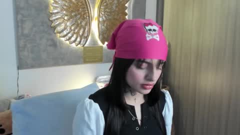 Angeline Smith  online show from November 1, 2025, 1:29 am