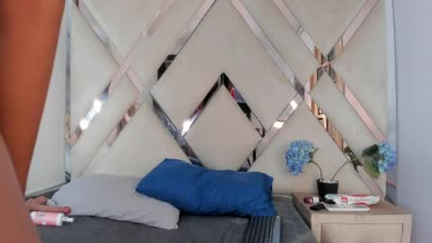 angiexht online show from April 15, 2026, 1:07 pm