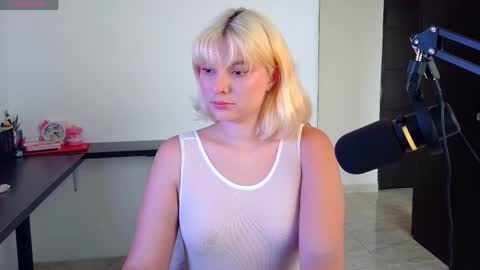Snapshot of ania_mml chatting on May 8, 2026, 8:25 pm Ania online show from May 8, 2026, 8:25 pm