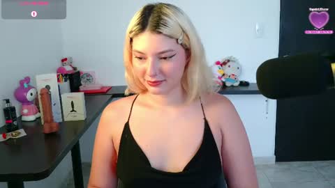 Snapshot of ania_mml chatting on July 4, 2026, 10:05 pm Ania online show from July 4, 2026, 10:05 pm