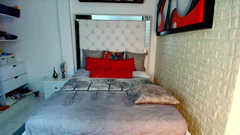 laura  online show from September 18, 2025, 11:07 pm