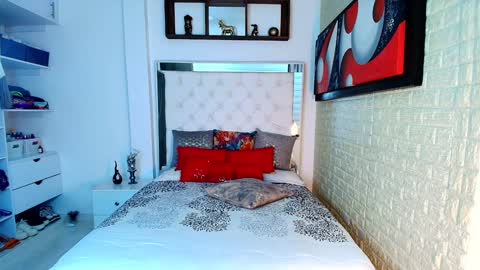 laura  online show from November 6, 2025, 7:26 pm