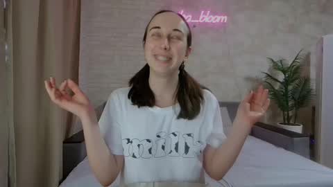 anikabloom online show from January 22, 2025, 8:07 am