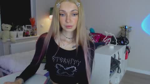 anita_moon_ online show from October 28, 2025, 5:37 pm