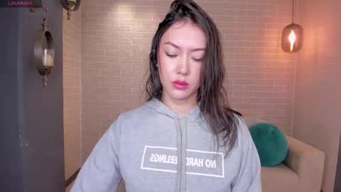 annahoffman_ online show from September 25, 2025, 12:20 pm