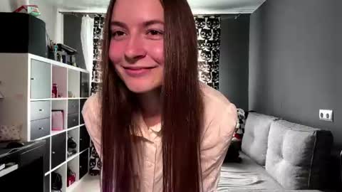 Snapshot of annalevandowski chatting on July 1, 2026, 7:54 am Anna online show from July 1, 2026, 7:54 am