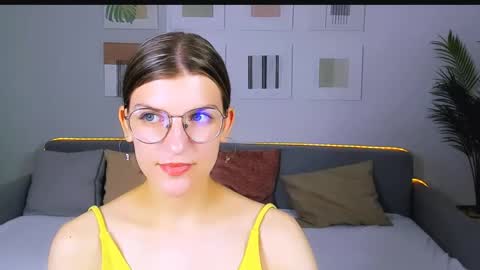 Snapshot of annathorne chatting on June 1, 2026, 8:27 am Im Anna online show from June 1, 2026, 8:27 am