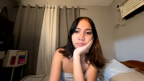 anne_chanelx online show from April 13, 2026, 9:42 pm