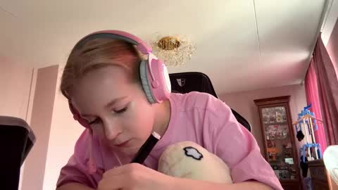 Qwin online show from February 25, 2026, 10:25 am