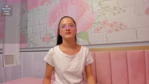 annie_cute18 online show from February 18, 2025, 3:53 am