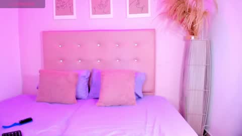 annie_dolce_ online show from October 7, 2025, 9:23 pm