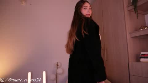 Annie Evans online show from November 25, 2025, 12:54 am