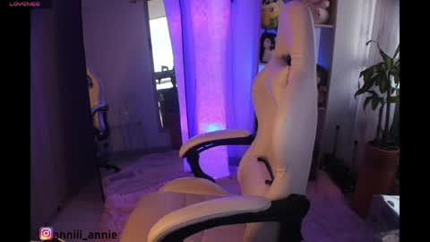 Snapshot of annie_snow_ chatting on June 1, 2026, 10:44 pm JEANNE no olvides seguirme dont forget follow me uu online show from June 1, 2026, 10:44 pm