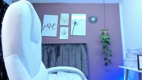 anniemayerx online show from December 2, 2024, 1:24 pm