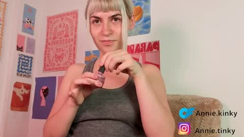 annietinky online show from April 9, 2026, 1:49 am