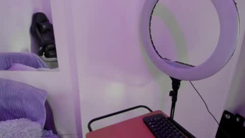 Annie Evans  online show from September 24, 2025, 1:25 pm