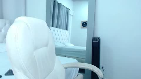 Snapshot of anny_louis chatting on February 19, 2025, 2:12 am ANNY LOUIS online show from February 19, 2025, 2:12 am