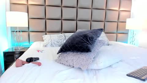 Snapshot of annyhizzle chatting on February 22, 2025, 12:27 am online show from February 22, 2025, 12:27 am