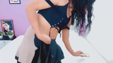 antonela_xx3 online show from April 1, 2026, 2:01 am