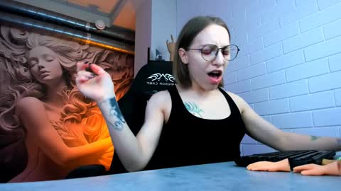 APHEX QUEEN online show from February 3, 2025, 7:10 pm