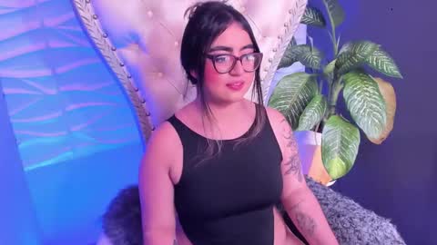 apprilfoxx online show from October 28, 2025, 4:53 pm