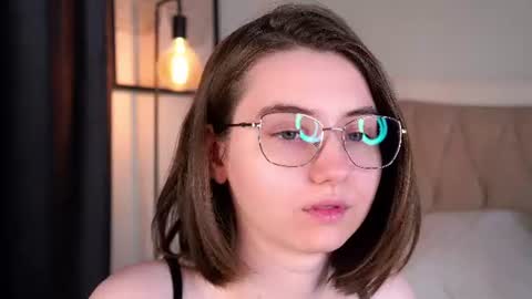 Snapshot of approche_toi_petite chatting on June 12, 2026, 1:43 pm Meghan online show from June 12, 2026, 1:43 pm