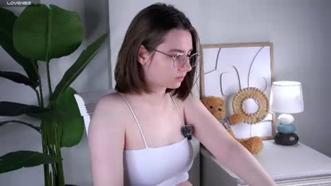 Snapshot of approche_toi_petite chatting on June 14, 2026, 1:02 pm Meghan online show from June 14, 2026, 1:02 pm