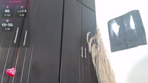          online show from October 23, 2025, 1:10 pm