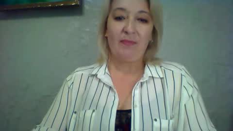 Snapshot of arielxloveresss chatting on June 2, 2026, 9:44 am ArielXLoveresss online show from June 2, 2026, 9:44 am
