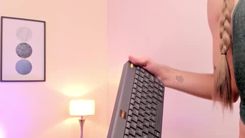 Snapshot of arivega chatting on February 12, 2026, 4:07 am Nice to meet you thumb up me please its important I LOOK MY BIO DOWN online show from February 12, 2026, 4:07 am