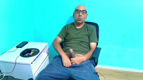 Snapshot of arnelux72 chatting on April 19, 2026, 5:29 am arnelux72 online show from April 19, 2026, 5:29 am