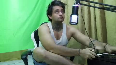 Snapshot of aronmiller404 chatting on July 18, 2026, 10:19 am aronmiller online show from July 18, 2026, 10:19 am