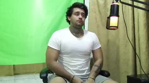 Snapshot of aronmiller404 chatting on July 20, 2026, 10:39 am aronmiller online show from July 20, 2026, 10:39 am
