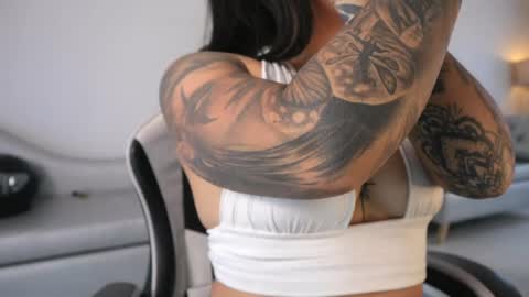 Ashley Lauren online show from April 2, 2026, 7:22 pm