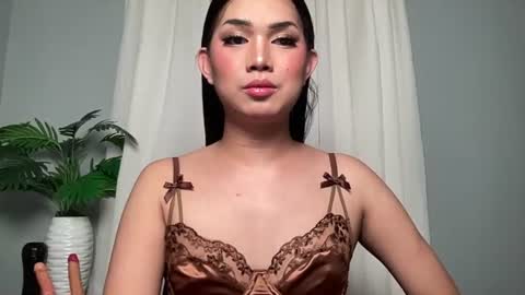 Snapshot of asiansweet_lily chatting on June 24, 2026, 10:47 am Lily online show from June 24, 2026, 10:47 am