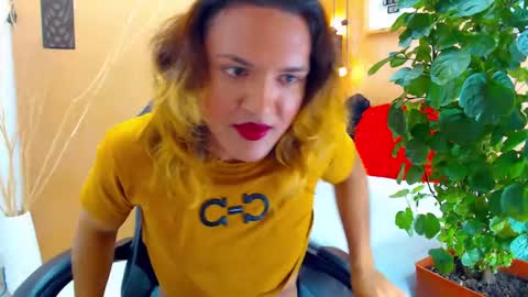 Snapshot of aslyhernandez chatting on September 15, 2025, 3:45 pm ASLY online show from September 15, 2025, 3:45 pm