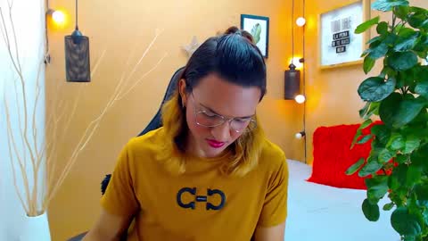 Snapshot of aslyhernandez chatting on September 19, 2025, 12:06 pm ASLY online show from September 19, 2025, 12:06 pm