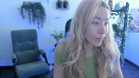 Snapshot of astramonroe chatting on May 5, 2026, 4:42 am astramonroe online show from May 5, 2026, 4:42 am