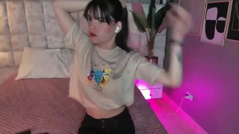 Snapshot of astrid_velle chatting on July 2, 2026, 12:32 am astrid_velle online show from July 2, 2026, 12:32 am