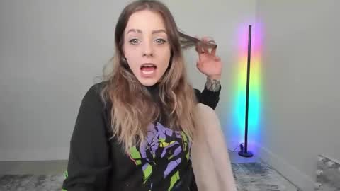 Astrid Luxe online show from April 17, 2026, 3:26 pm