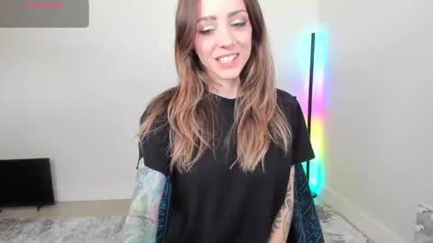Snapshot of astridluxe chatting on June 9, 2026, 4:07 pm Astrid Luxe online show from June 9, 2026, 4:07 pm