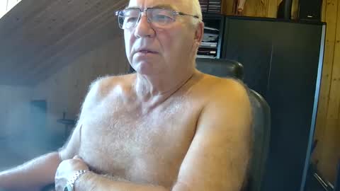 asusandy online show from September 15, 2025, 8:14 am